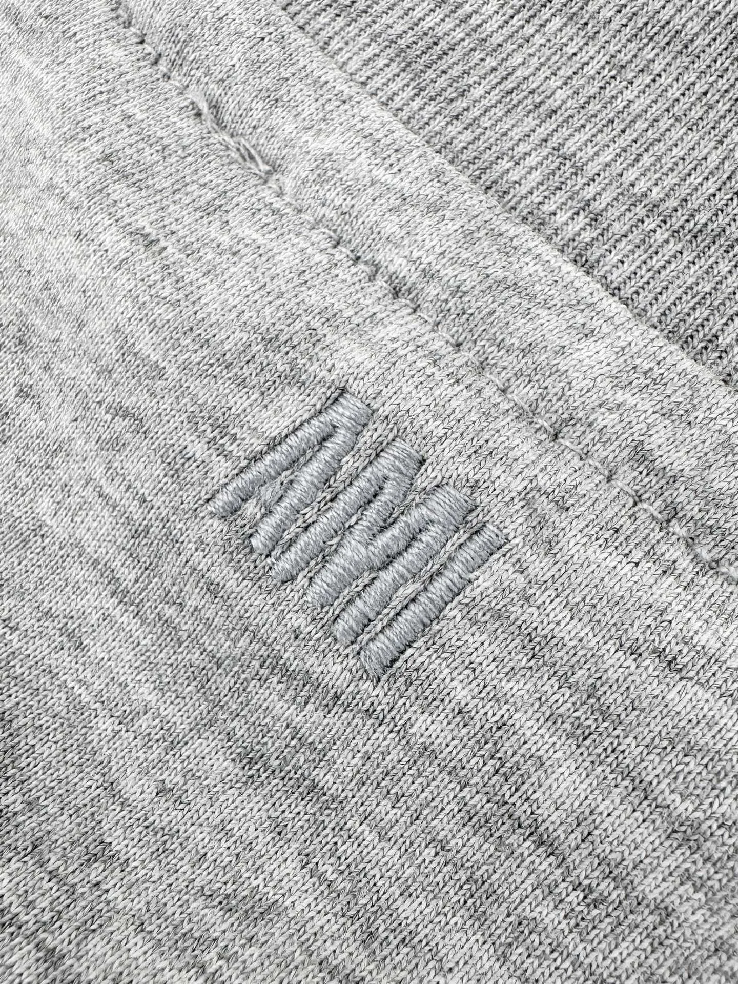 Ami Paris logo embroidered short sleeves. Custom-made high-count densely spun cotton. Soft and delicate, comfortable and skin-friendly. The hemp gray background is like mist on the body. The extremely restrained color tone demonstrates an effortless sense of luxury. The love logo on the chest is embellished with rough particles. The same color AMI embroidery on the back quietly echoes. French romance is hidden in the details. Low-key but highly recognizable. Use minimalist strokes to outline a luxurious and relaxing world. Process 1: Use imported machine embroidery technology. Use advanced computer control systems and precision mechanical components to realize Ami logo and letter embroidery operations with high precision and smooth and delicate lines. Process 2: The fabrics have been fermented and washed for better hand feel. Not easy to deform, not easy to shrink, not easy to fade, and maintain long-term beauty. Accessories: Customized 1:1 Ami trademark. Version: Loose version. Size: S M L XL. Style number: BB 820.